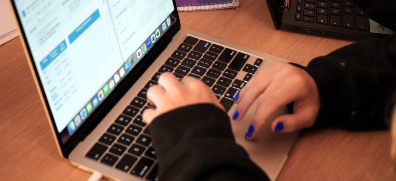 hands laptop (2)