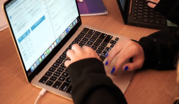 hands laptop (2)