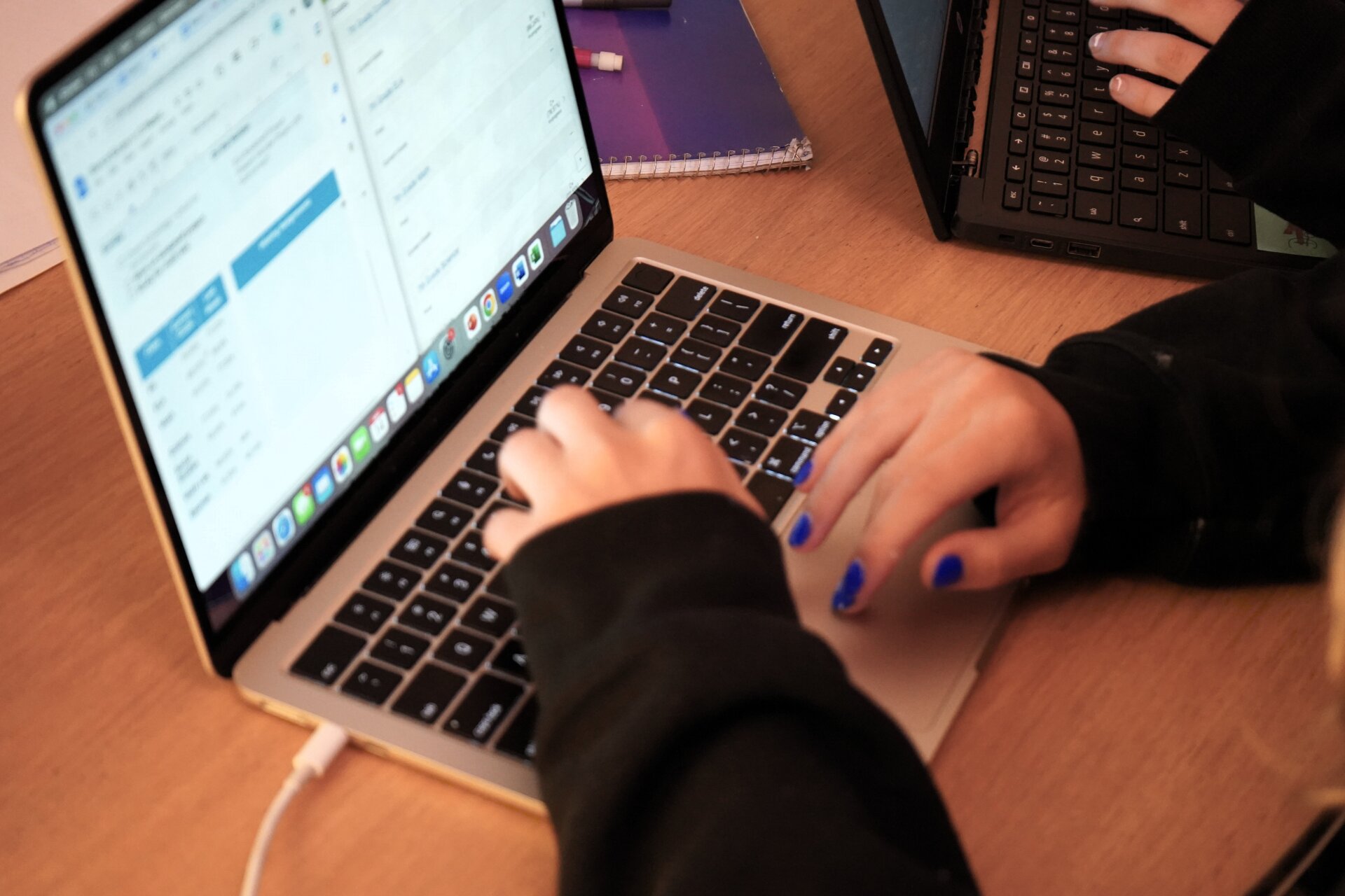 hands laptop (2)
